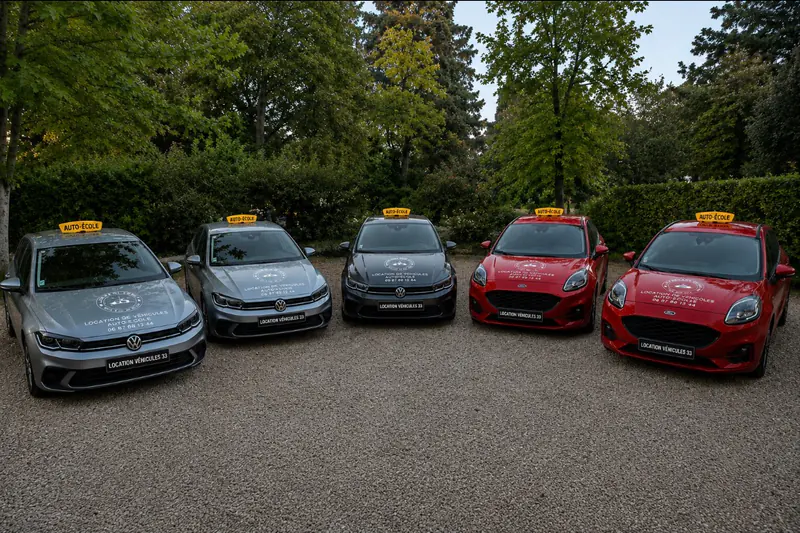 Les cinq véhicules auto-école de la flotte