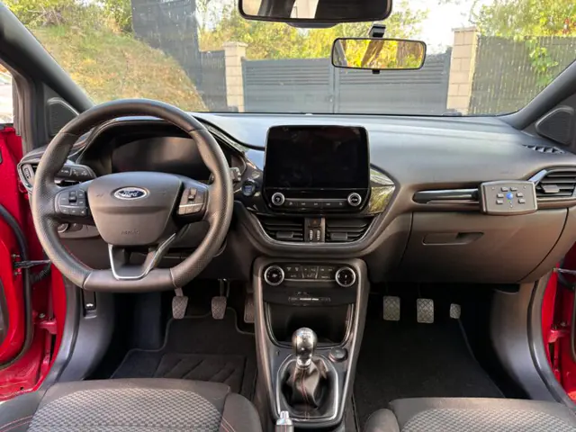 Intérieur du véhicule avec doubles commandes et pédales moniteur